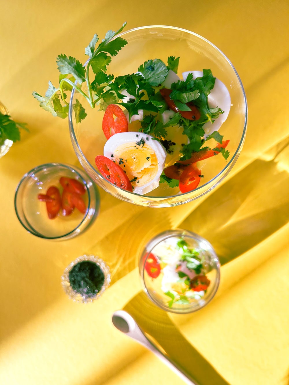 Ei im Glas mit Syracha Frühlings Gericht